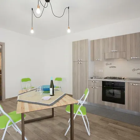Lo Apartment *